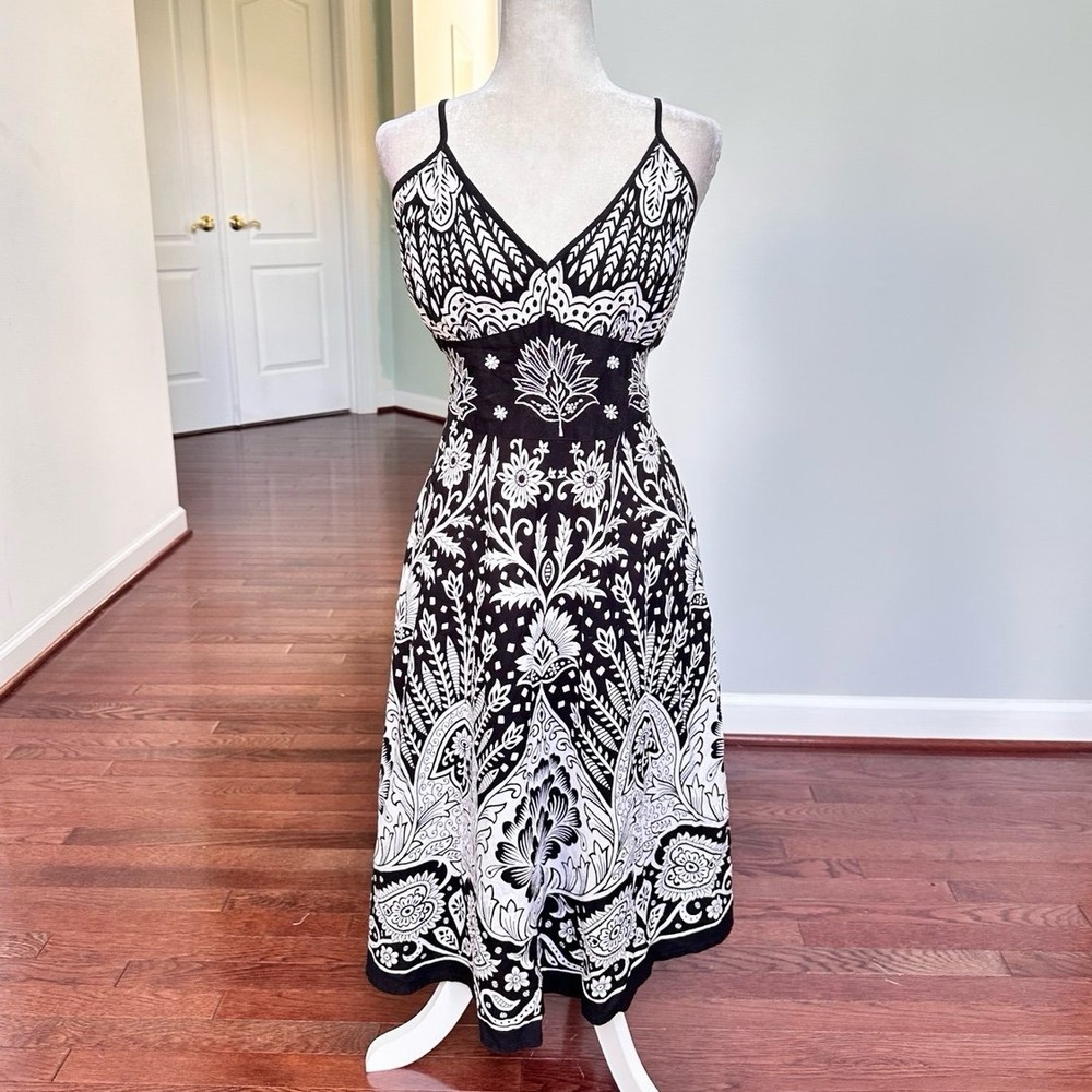 Magic 100% Cotton Black White Unique Pattern Earthy Embroidered Plunge Dress